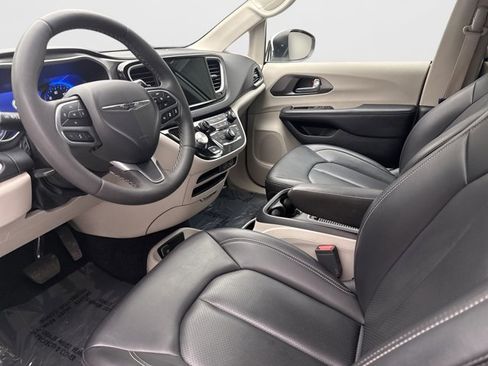Used 2023 Chrysler Pacifica Touring-L FWD image 10