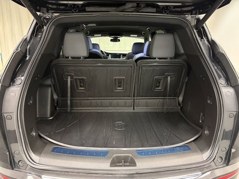 Used 2023 Buick Enclave Essence image 5