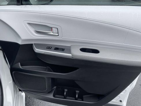 Used 2025 Toyota Sienna XLE image 47