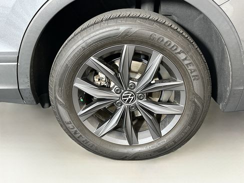 Used 2023 Volkswagen Tiguan SE FWD image 11