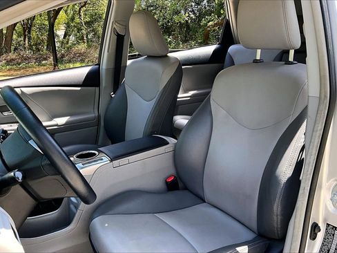 Used 2017 Toyota Prius V Four FWD image 18