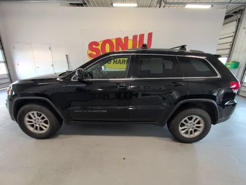 Used 2018 Jeep Grand Cherokee Laredo AWD/4WD image 2
