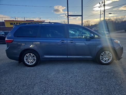 Used 2017 Toyota Sienna XLE Premium image 5