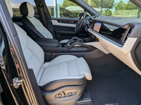 Certified 2025 Porsche Cayenne image 24