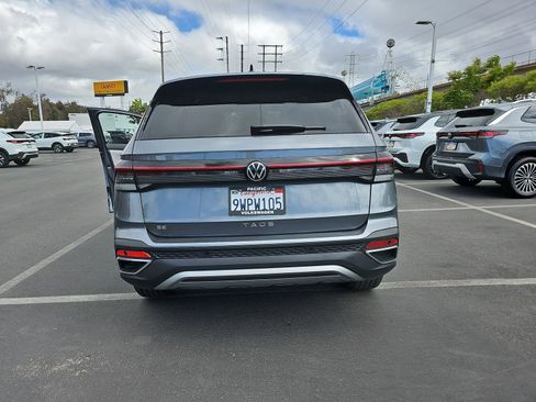 Used 2025 Volkswagen Taos SE w/ Panoramic Sunroof Package FWD image 11