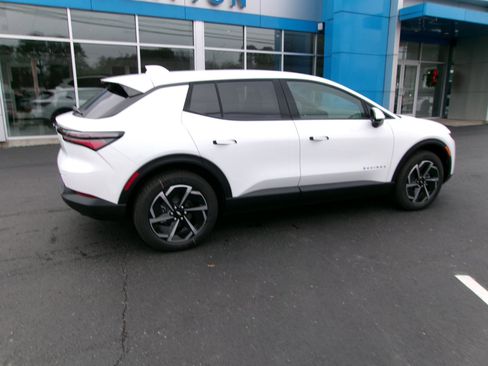 New 2026 Chevrolet Equinox EV LT image 3