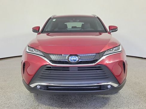 Used 2024 Toyota Venza XLE AWD/4WD image 3