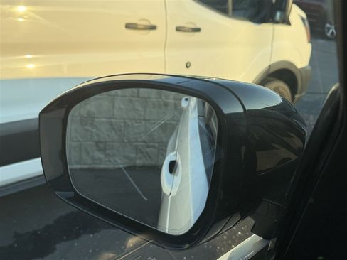 Used 2018 Land Rover Discovery HSE image 54