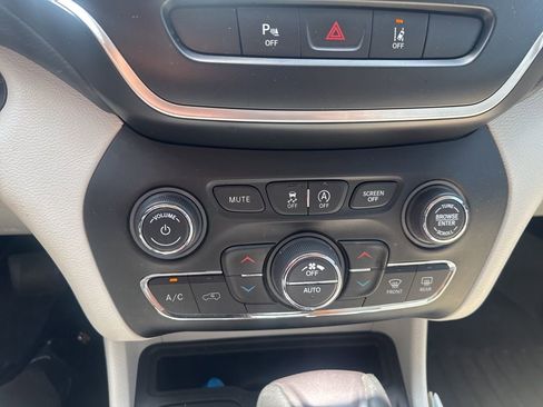 Used 2021 Jeep Cherokee Latitude Lux w/ Comfort/Convenience Group FWD image 11