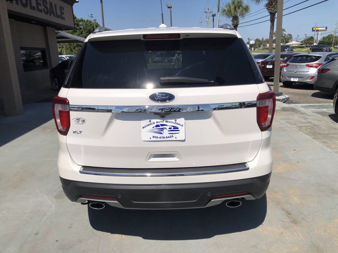 Used 2018 Ford Explorer XLT w/ Equipment Group 202A FWD image 3