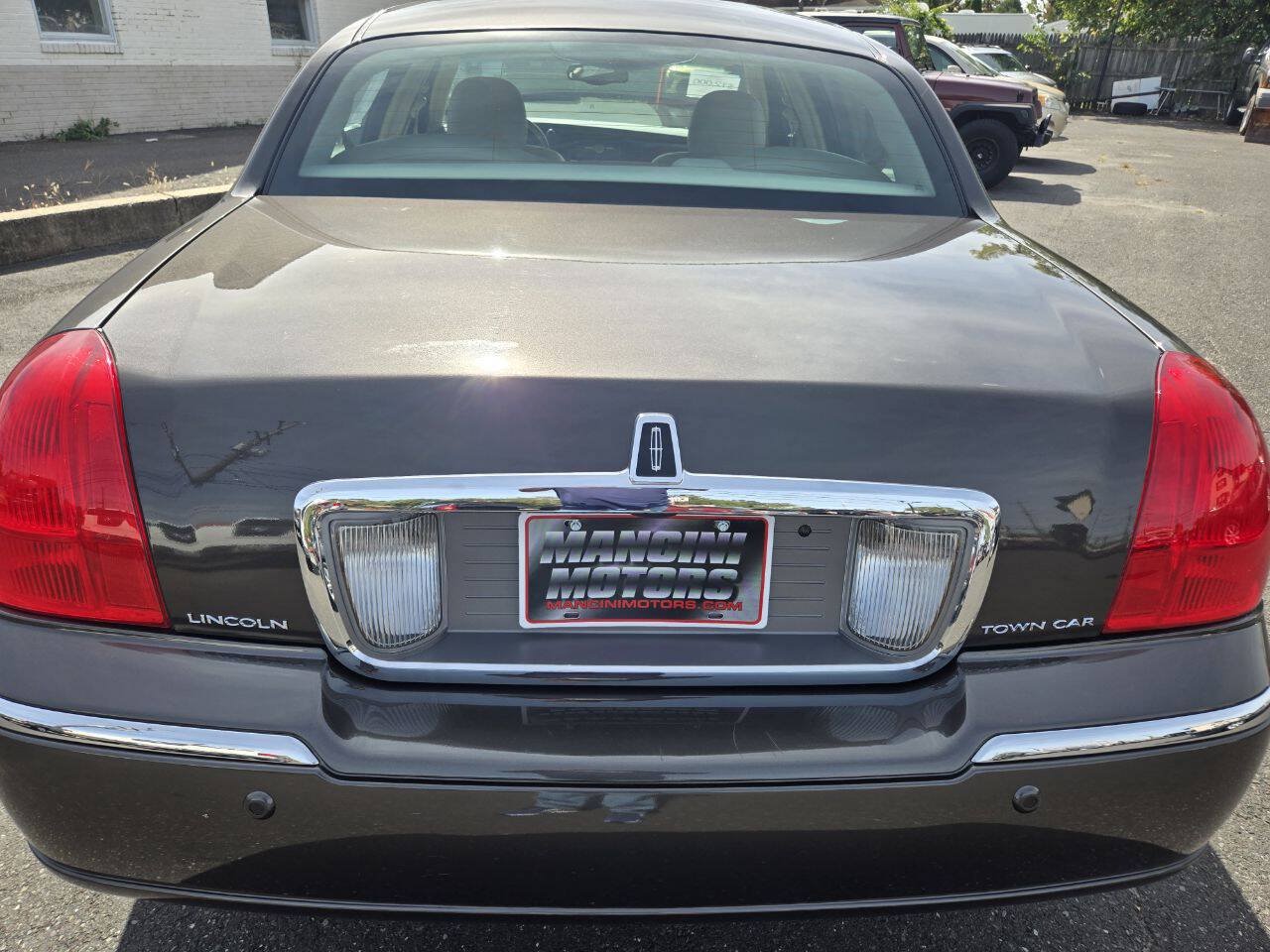 Used 2005 Lincoln Town Car Signature RWD image 7
