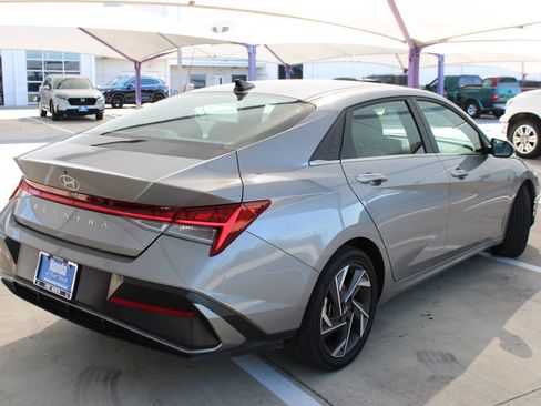 Used 2025 Hyundai Elantra SEL FWD image 6