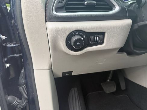 Used 2024 Chrysler Pacifica Touring-L FWD image 17