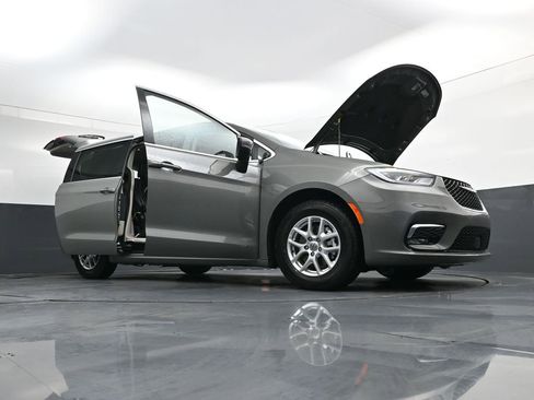 Used 2023 Chrysler Pacifica Touring-L image 45
