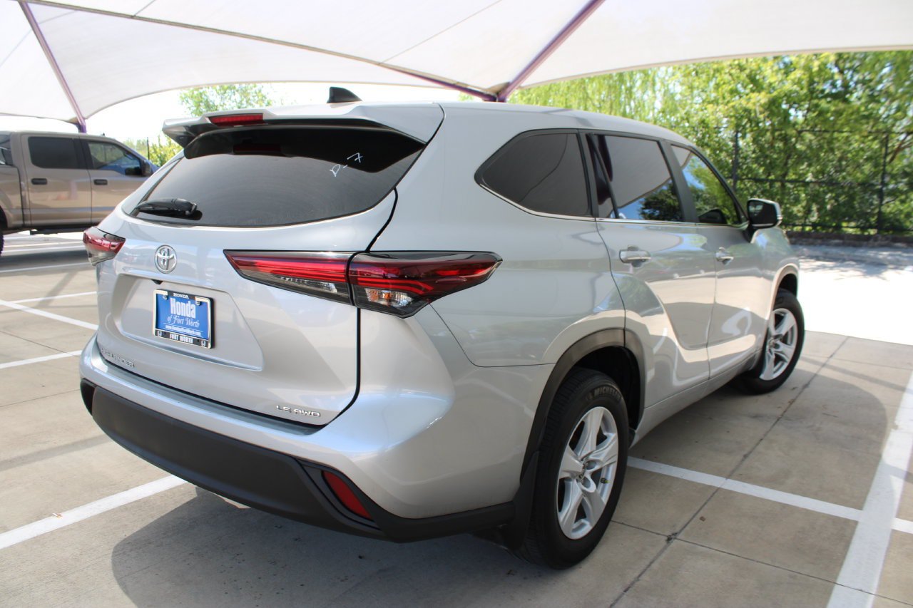 Used 2024 Toyota Highlander LE AWD/4WD image 6