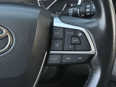 Used 2022 Toyota Highlander XLE FWD image 16