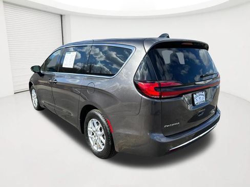 Used 2023 Chrysler Pacifica Touring-L FWD image 7