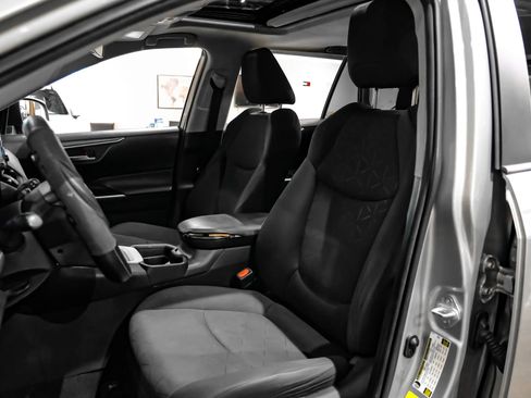Used 2020 Toyota RAV4 XLE w/ Convenience Package FWD image 36