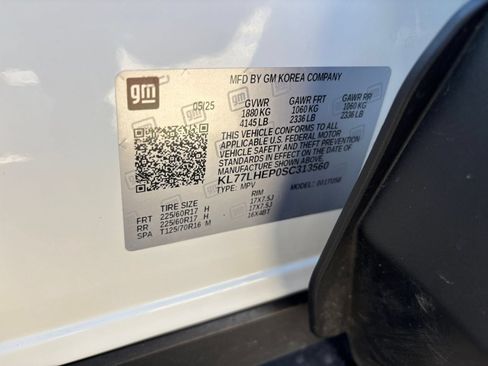 Used 2025 Chevrolet Trax LT FWD image 23