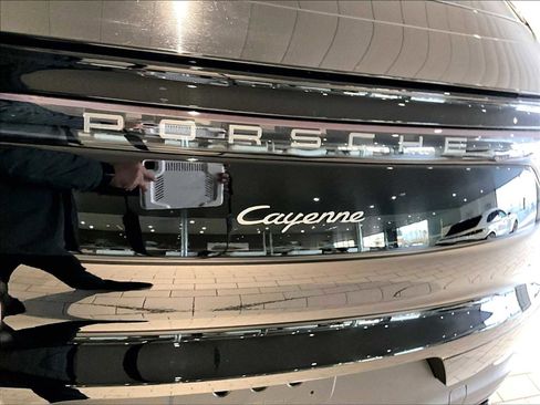 Used 2023 Porsche Cayenne Platinum Edition image 37