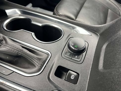 Used 2023 Chevrolet Traverse Premier FWD image 19