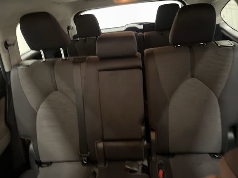 Used 2021 Toyota Highlander L image 11