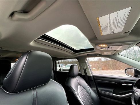 Used 2021 Toyota Highlander XLE AWD/4WD image 22