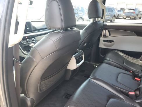 Used 2022 Kia Carnival LX FWD image 15