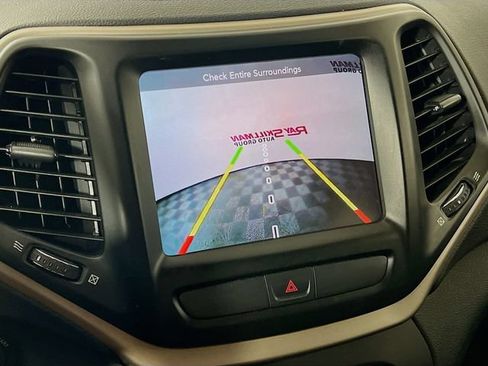 Used 2016 Jeep Cherokee Latitude w/ Cold Weather Group AWD/4WD image 17