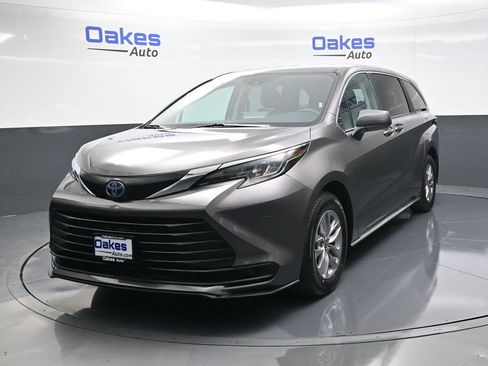Used 2024 Toyota Sienna LE image 4