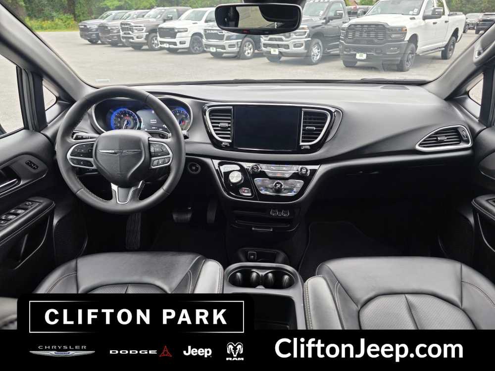 Certified 2025 Chrysler Pacifica Select FWD image 19