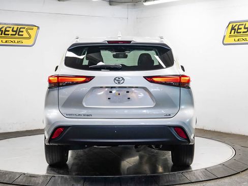 Used 2023 Toyota Highlander XLE FWD image 3