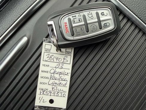 Used 2023 Chrysler Pacifica Limited FWD image 37