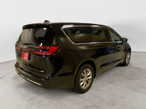 New 2026 Chrysler Pacifica Select AWD/4WD image 6