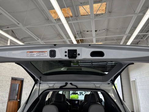 Used 2017 Toyota Sienna XLE w/ XLE Navigation Package FWD image 11