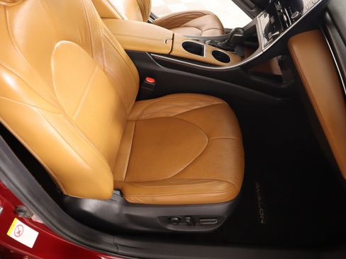 Used 2019 Toyota Avalon Limited image 14
