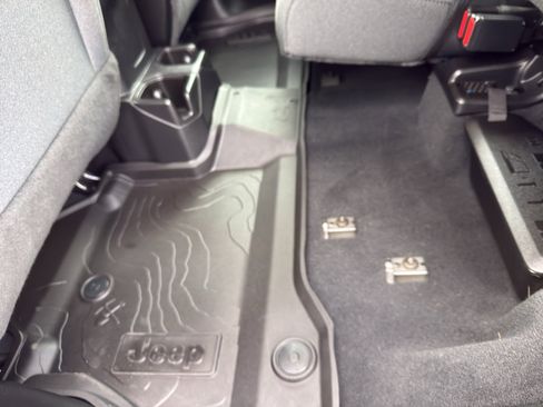 Used 2025 Jeep Gladiator Sport image 36