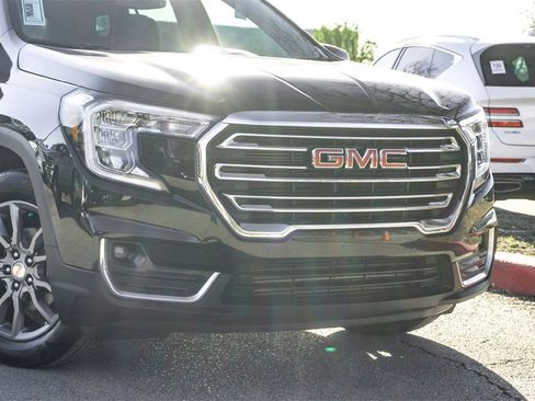 Used 2024 GMC Terrain SLT image 3