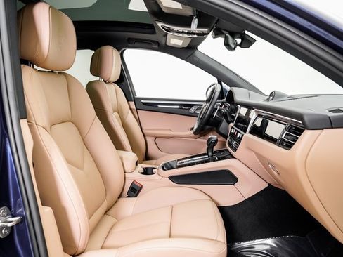 Used 2025 Porsche Macan image 25