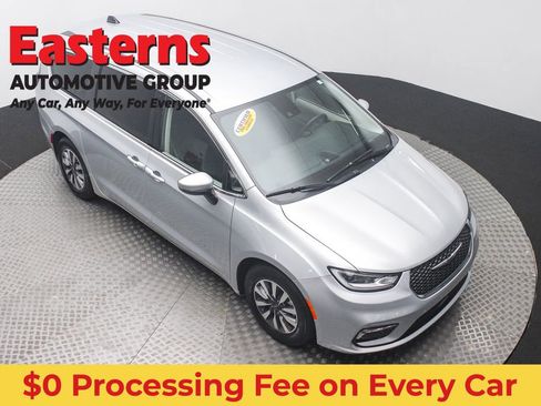 Used 2023 Chrysler Pacifica Touring-L FWD image 3
