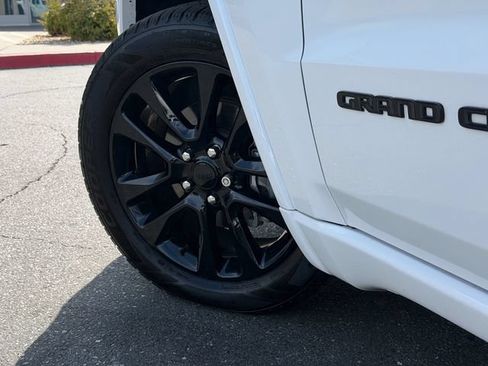 Used 2018 Jeep Grand Cherokee Altitude AWD/4WD image 10