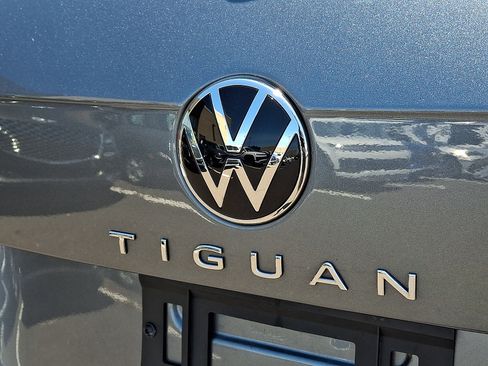 Used 2024 Volkswagen Tiguan SE w/ Panoramic Sunroof Package FWD image 31