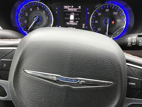 Used 2018 Chrysler Pacifica Touring-L image 8