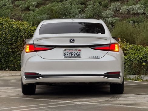 Used 2022 Lexus ES 300h image 8