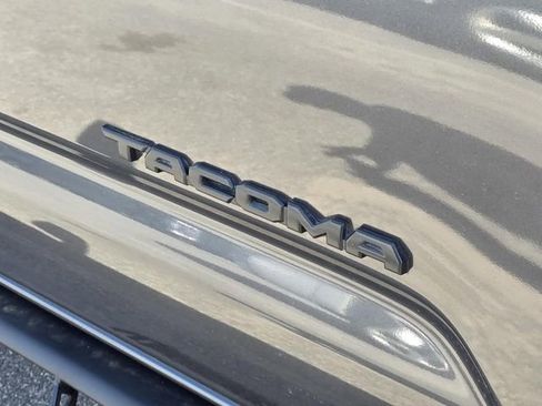 Used 2018 Toyota Tacoma TRD Sport w/ Technology Package image 15