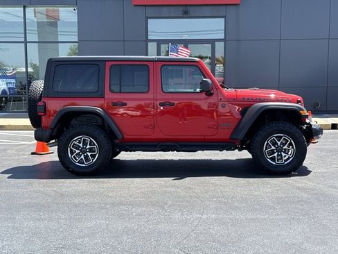 Used 2025 Jeep Wrangler Unlimited Rubicon w/ Convenience Group AWD/4WD image 2