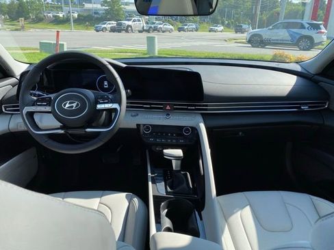 New 2025 Hyundai Elantra Limited image 30