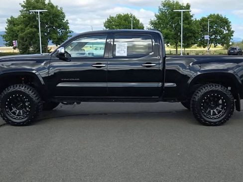 Used 2022 Toyota Tacoma Limited w/ Black Out Package (TMS) AWD/4WD image 5