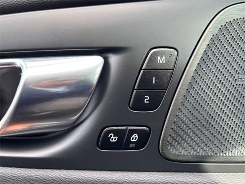 Used 2022 Volvo XC60 B5 Momentum w/ Advanced Package image 17