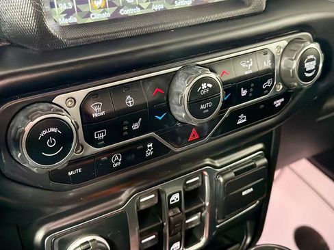 Used 2021 Jeep Wrangler Unlimited Sahara w/ Uconnect 4C Nav & Sound Group AWD/4WD image 16
